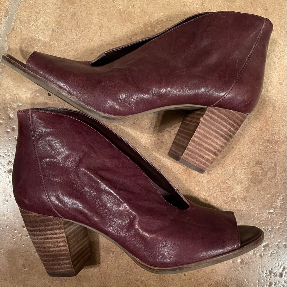 Lucky Brand Joal Heel Pump size 7.5. Maroon colored leather.